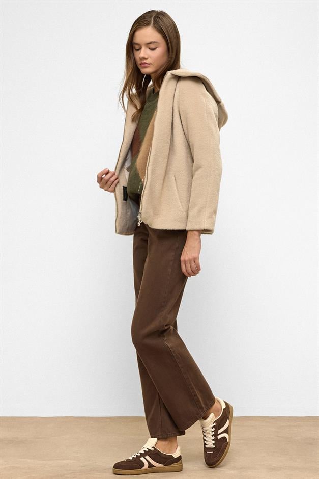 معطف كبير الحجم بغطاء رأس قابل للإزالة وتفاصيل سحاب بيج غامق 3128