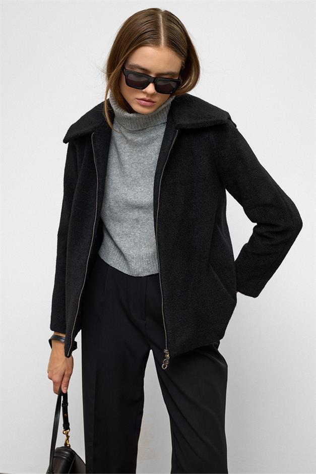 معطف كبير الحجم بغطاء رأس قابل للإزالة وتفاصيل سحاب أسود 3128