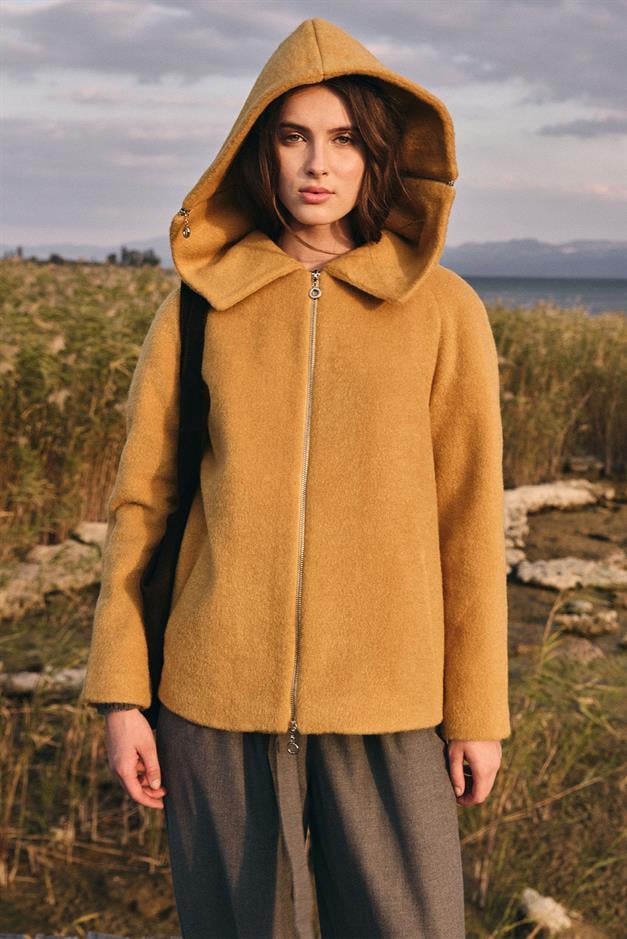 معطف كبير الحجم بغطاء رأس قابل للإزالة وتفاصيل سحاب الخردل 3128