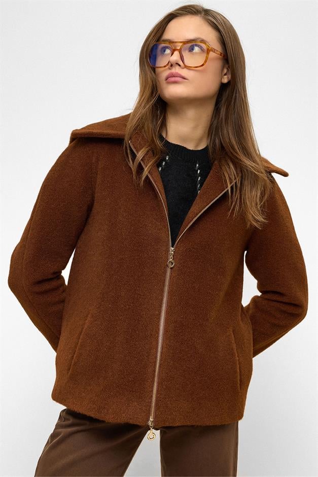 معطف كبير الحجم بغطاء رأس قابل للإزالة وتفاصيل سحاب قهوة 3128