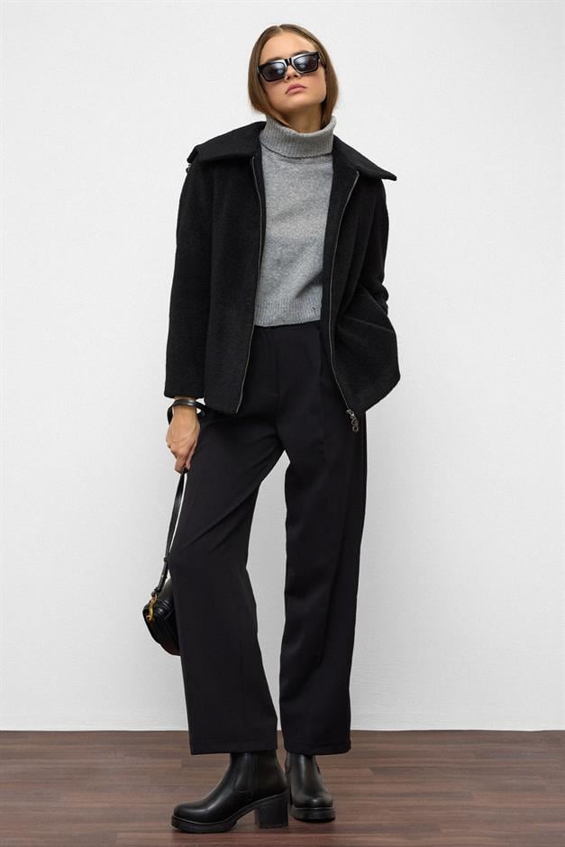 معطف كبير الحجم بغطاء رأس قابل للإزالة وتفاصيل سحاب أسود 3128