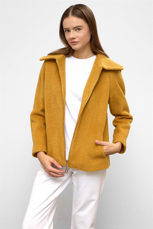 معطف كبير الحجم بغطاء رأس قابل للإزالة وتفاصيل سحاب الخردل 3128