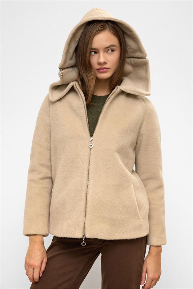 معطف كبير الحجم بغطاء رأس قابل للإزالة وتفاصيل سحاب بيج غامق 3128