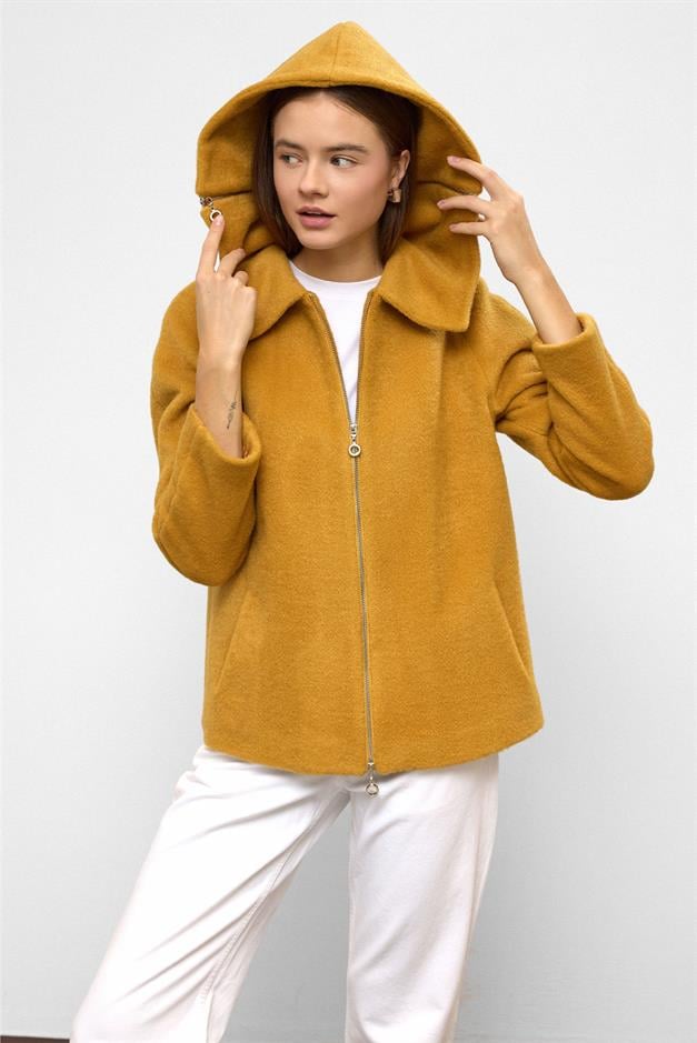 معطف كبير الحجم بغطاء رأس قابل للإزالة وتفاصيل سحاب الخردل 3128