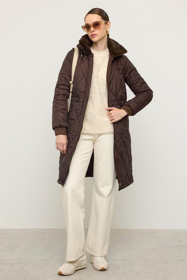 معطف مبطن بغطاء رأس قابل للإزالة وياقة من الفرو قهوة 6624
