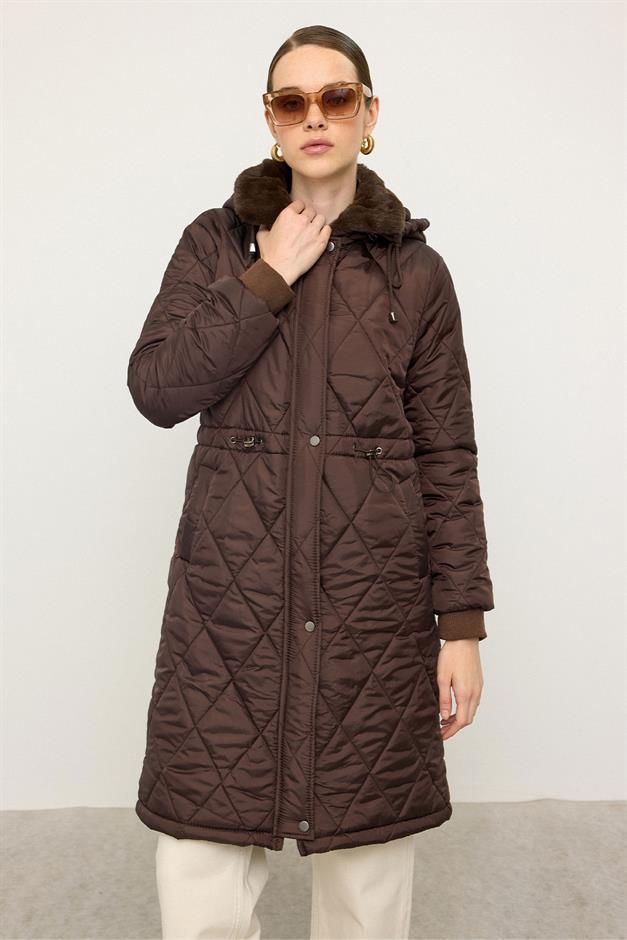 معطف مبطن بغطاء رأس قابل للإزالة وياقة من الفرو قهوة 6624