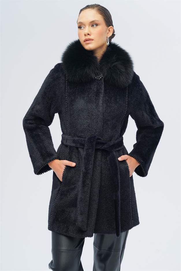 معطف فروي قابل للإزالة بتفاصيل لؤلؤية أسود 3098-TK