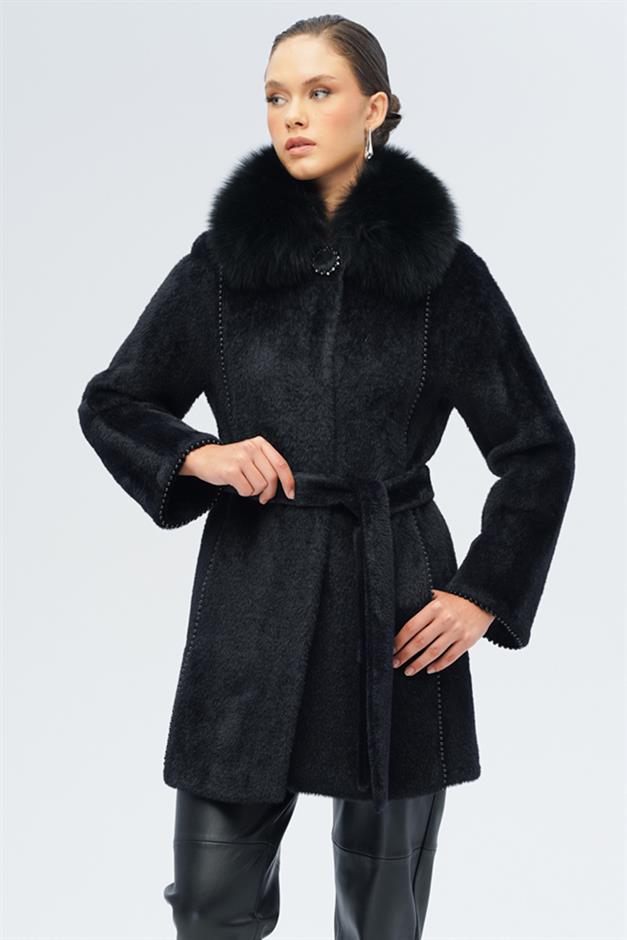 معطف فروي قابل للإزالة بتفاصيل لؤلؤية أسود 3098-TK