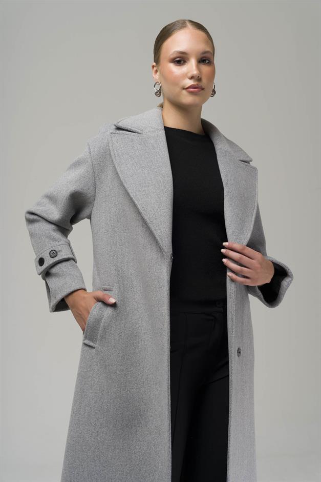 معطف كبير الحجم، بأكمام منخفضة، إغلاق أمامي بزر كبس أ.جري 3933