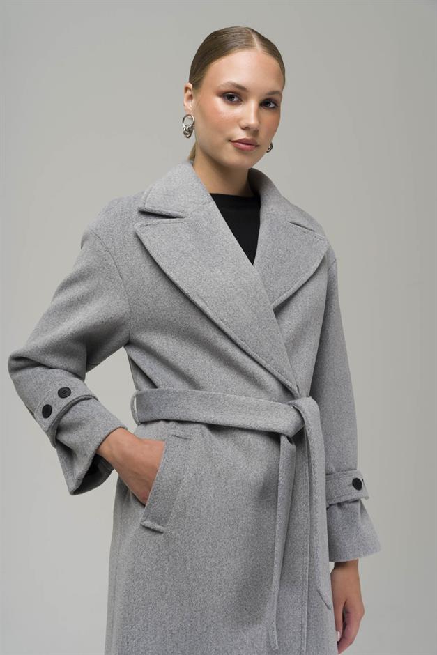 معطف كبير الحجم، بأكمام منخفضة، إغلاق أمامي بزر كبس أ.جري 3933