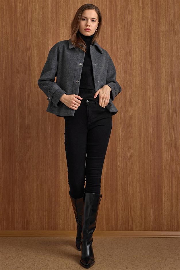 Çıt Çıt Kapamalı Pat Detaylı Kısa Kaban KOYU GRİ 3163