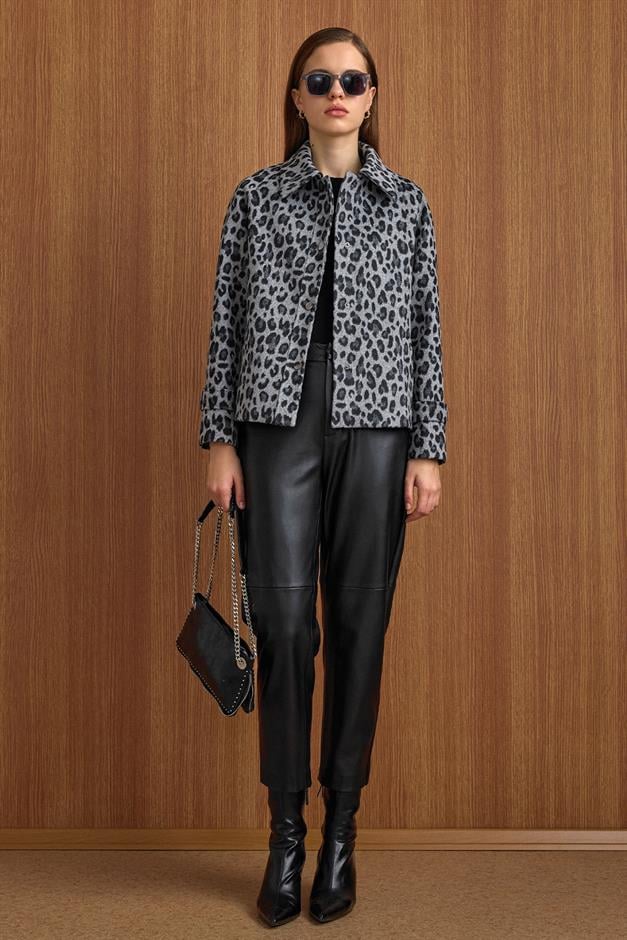 Çıt Çıt Kapamalı Pat Detaylı Leopar Desenli Kısa Kaban GRİ 3163-L