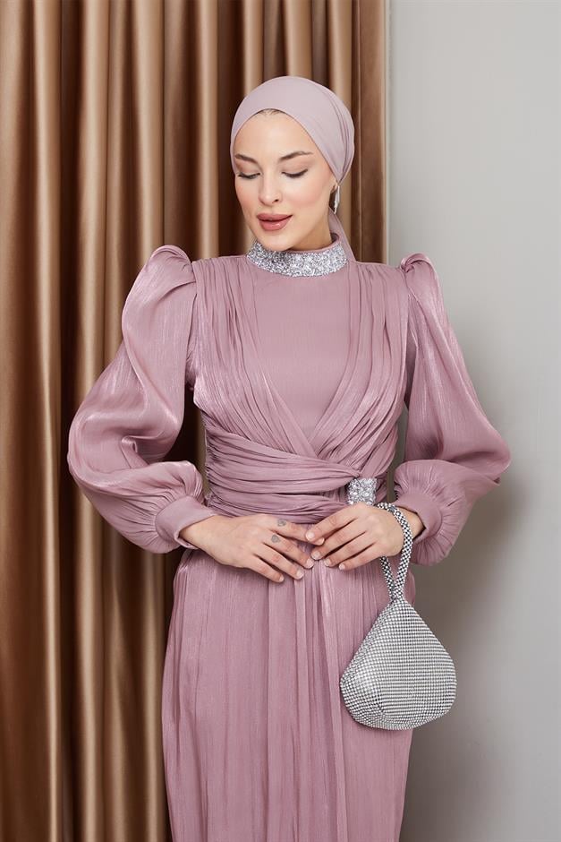 فستان سهرة حرير من يوريو مع فيونكة وياقة حجرية وَردَة 1236