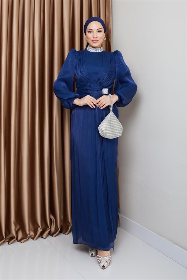 فستان سهرة حرير من يوريو مع فيونكة وياقة حجرية ك. نيلي 1236