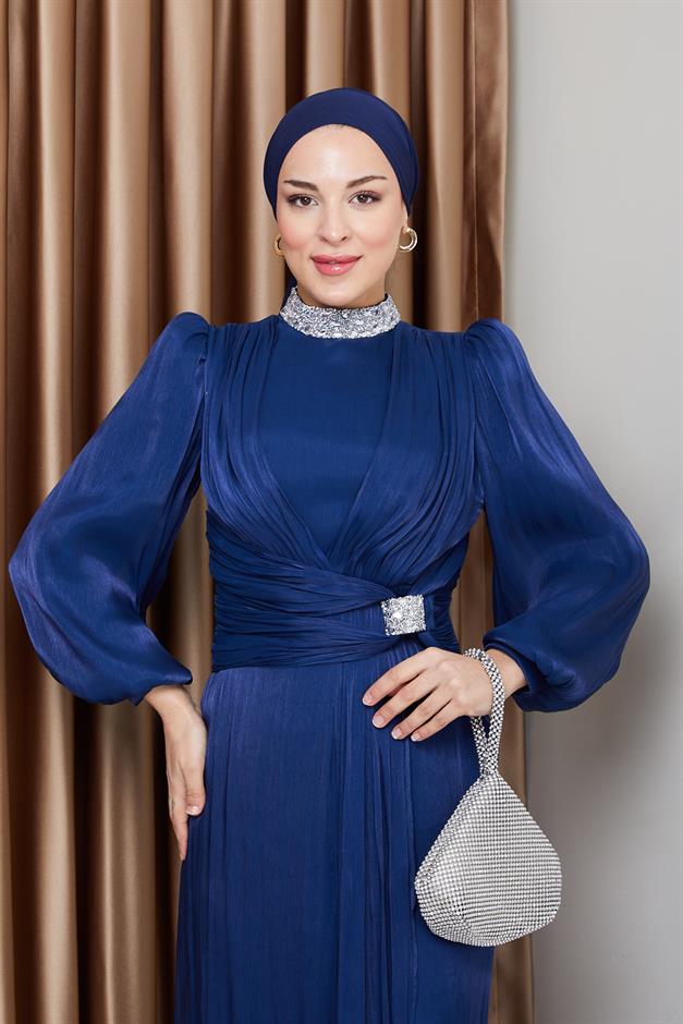 فستان سهرة حرير من يوريو مع فيونكة وياقة حجرية ك. نيلي 1236