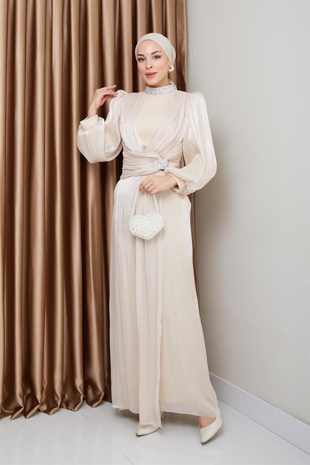 فستان سهرة حرير من يوريو مع فيونكة وياقة حجرية كريم 1236