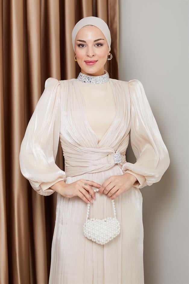 فستان سهرة حرير من يوريو مع فيونكة وياقة حجرية كريم 1236