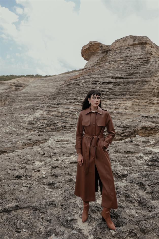 Long Leather Trench Coat with Shirt Collar, Epaulettes and Cape Details CAMEL 6607