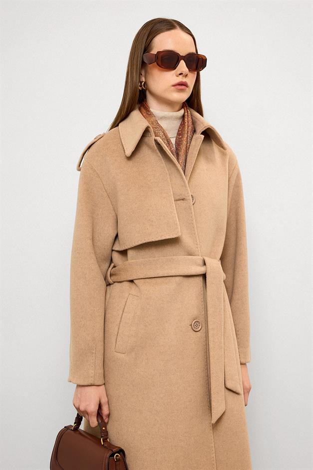 معطف فاخر مع ياقة قميص وتفاصيل غرزة منقطة أ.كامل 3125