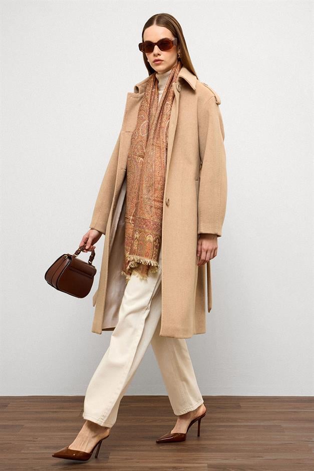 معطف فاخر مع ياقة قميص وتفاصيل غرزة منقطة أ.كامل 3125