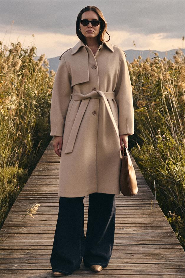 معطف فاخر مع ياقة قميص وتفاصيل غرزة منقطة يفعل 3125