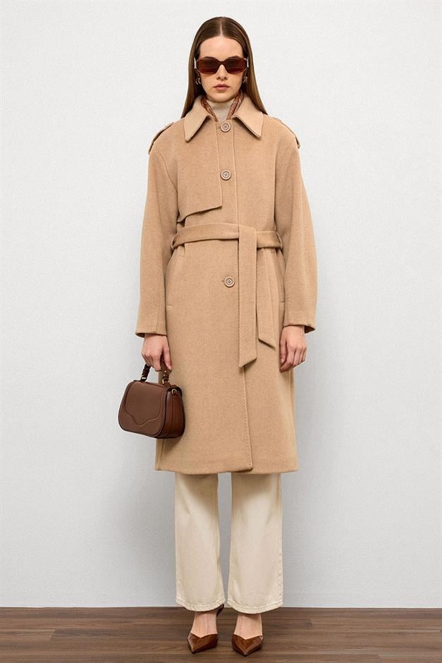 معطف فاخر مع ياقة قميص وتفاصيل غرزة منقطة أ.كامل 3125