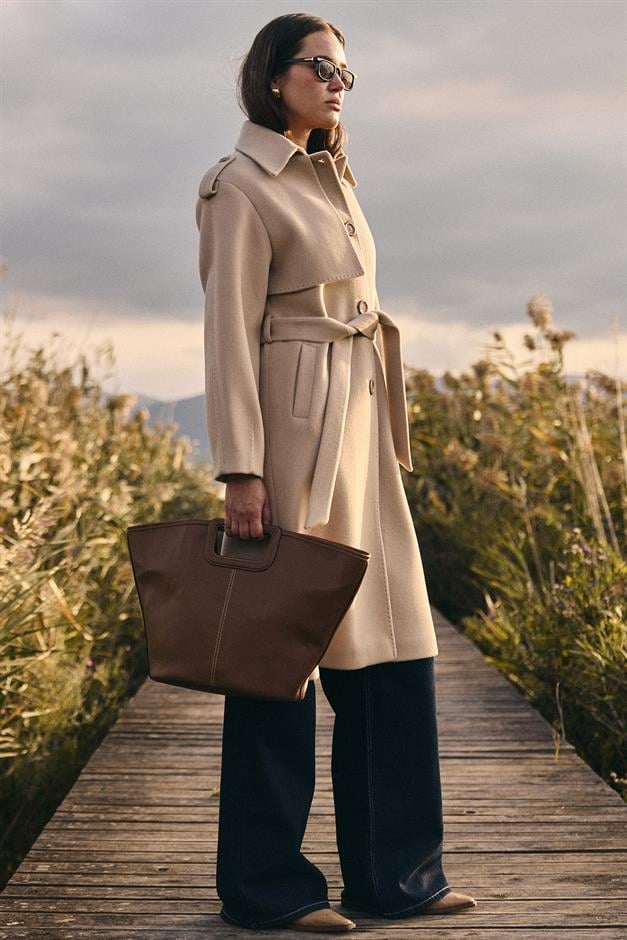 معطف فاخر مع ياقة قميص وتفاصيل غرزة منقطة يفعل 3125