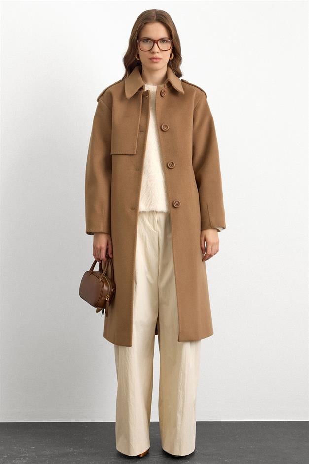 معطف فاخر مع ياقة قميص وتفاصيل غرزة منقطة ك. كامل 3125