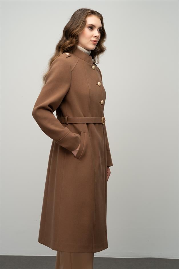 معطف على شكل حرف A مع ياقة القاضي وتفاصيل الكتف التبغ 3048