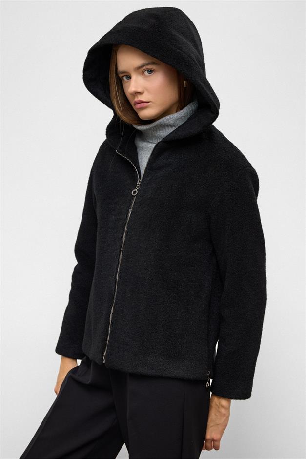 معطف قصير كبير الحجم مع تفاصيل سحاب وغطاء للرأس أسود 3130