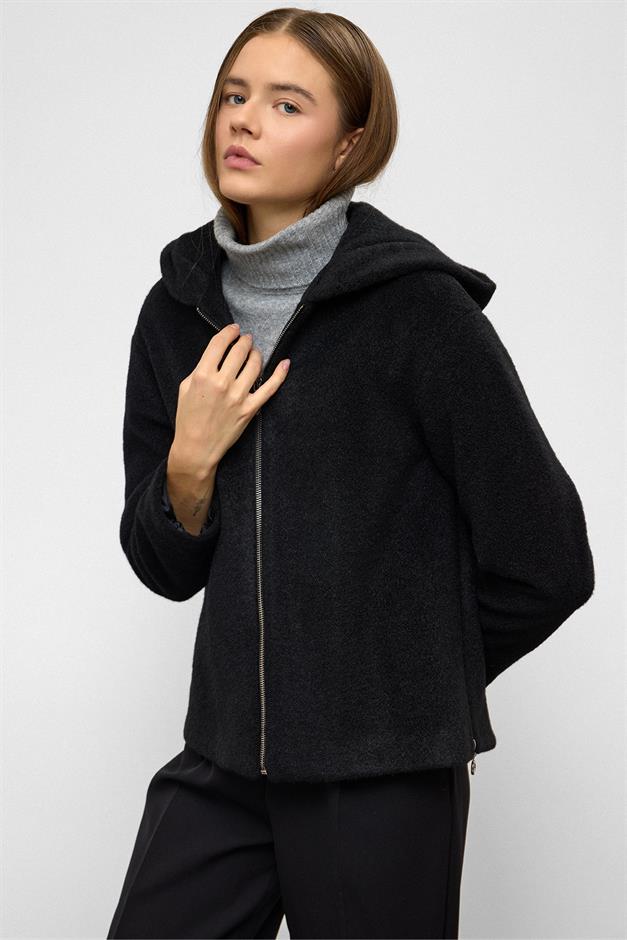 معطف قصير كبير الحجم مع تفاصيل سحاب وغطاء للرأس أسود 3130