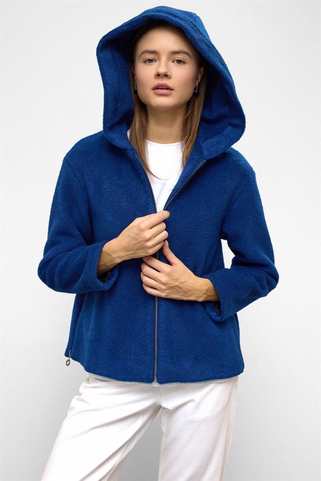 معطف قصير كبير الحجم مع تفاصيل سحاب وغطاء للرأس ساكس 3130