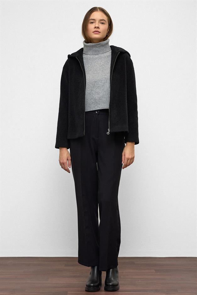 معطف قصير كبير الحجم مع تفاصيل سحاب وغطاء للرأس أسود 3130