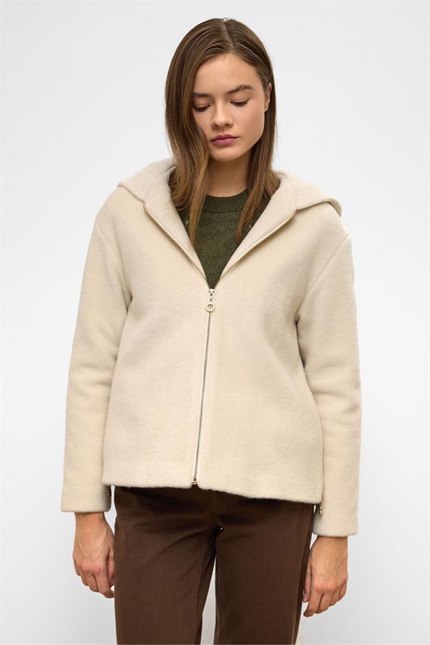 معطف قصير كبير الحجم مع تفاصيل سحاب وغطاء للرأس يفعل 3130