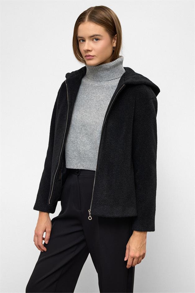 معطف قصير كبير الحجم مع تفاصيل سحاب وغطاء للرأس أسود 3130