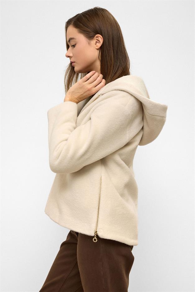 معطف قصير كبير الحجم مع تفاصيل سحاب وغطاء للرأس يفعل 3130