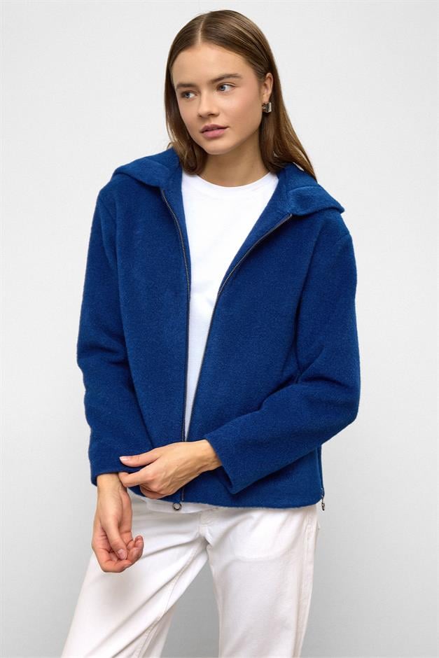 معطف قصير كبير الحجم مع تفاصيل سحاب وغطاء للرأس ساكس 3130