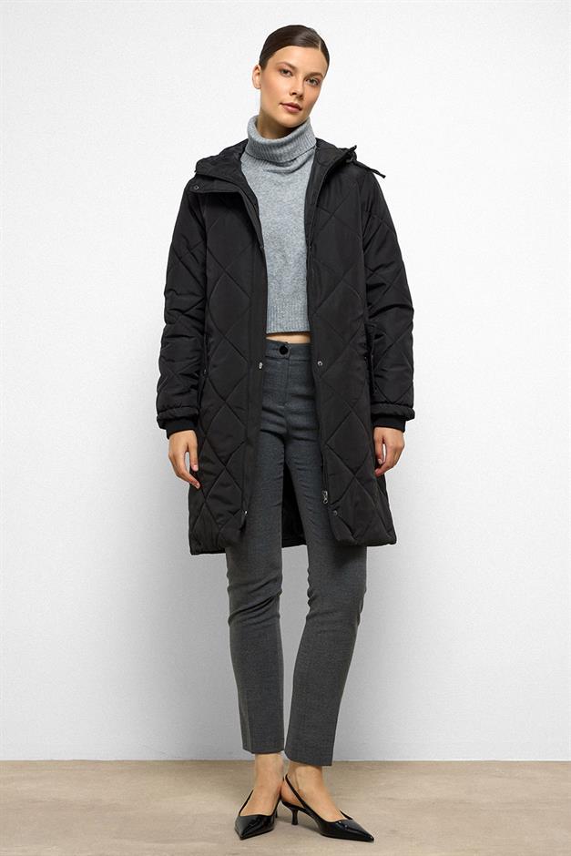 معطف مبطن بغطاء للرأس وسحاب وتفاصيل ضلعية أسود 6776