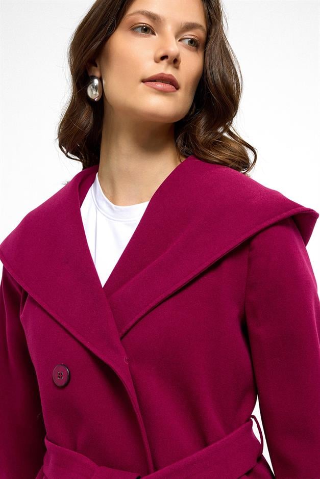 معطف قصير مزدوج الصدر بغطاء للرأس ضارب الى الحمرة 3103