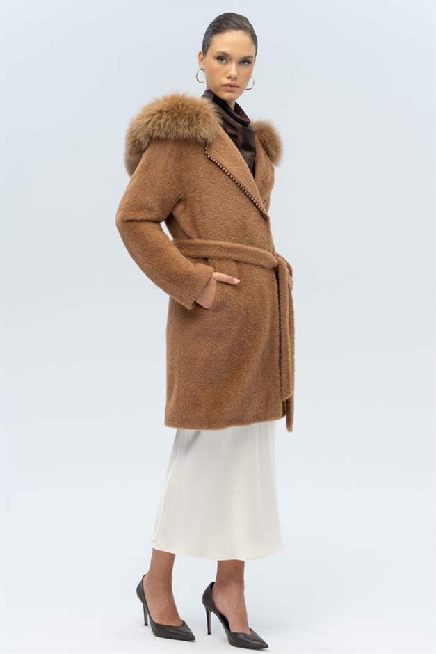 معطف فخم بغطاء من الفرو وتفاصيل من اللؤلؤ التبغ 3097-TK