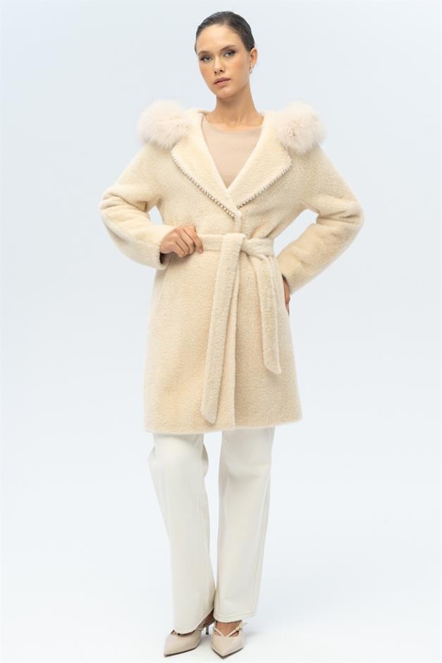 معطف فخم بغطاء من الفرو وتفاصيل من اللؤلؤ يفعل 3097-TK