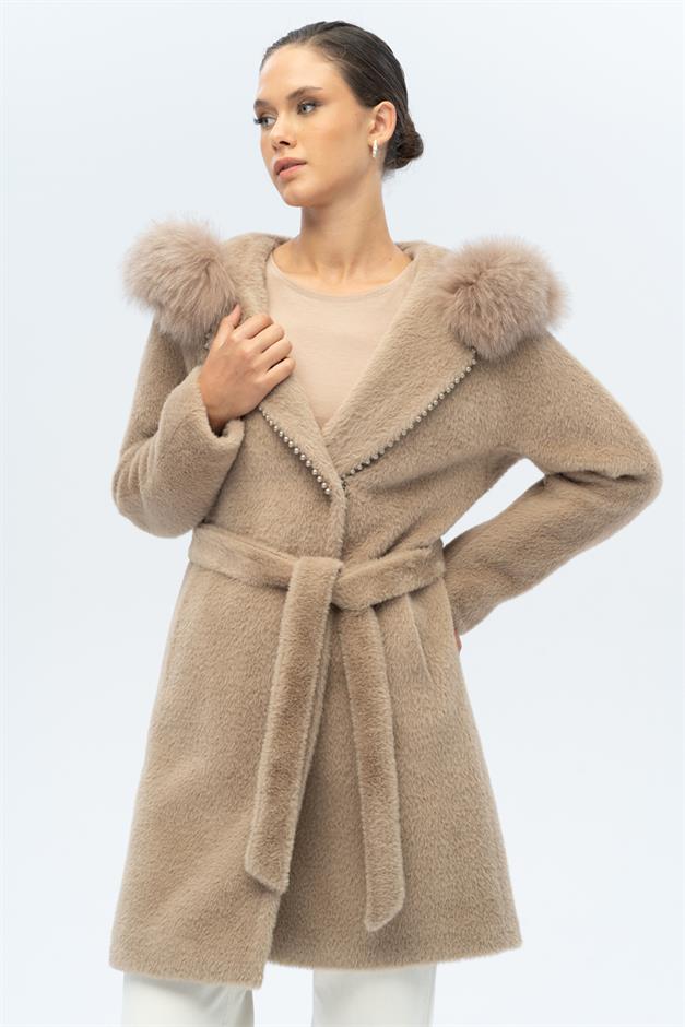 معطف فخم بغطاء من الفرو وتفاصيل من اللؤلؤ فيزون 3097-TK