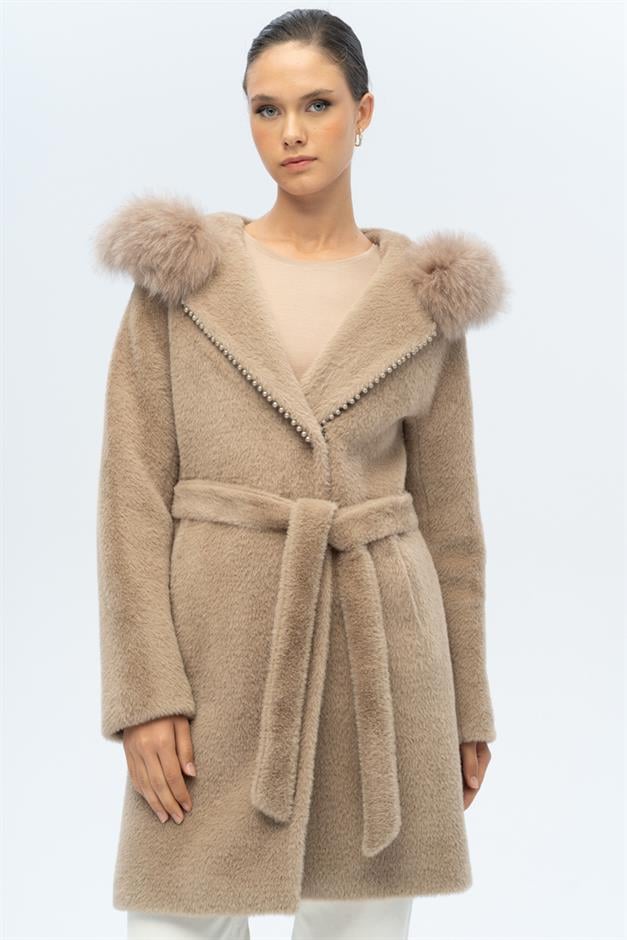 معطف فخم بغطاء من الفرو وتفاصيل من اللؤلؤ فيزون 3097-TK