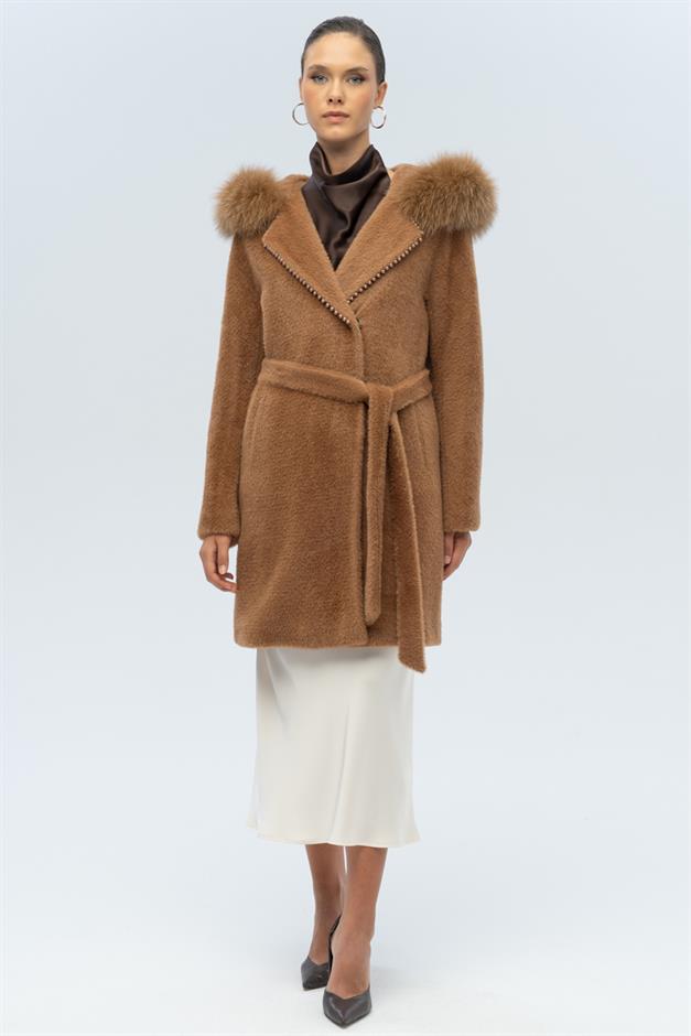 معطف فخم بغطاء من الفرو وتفاصيل من اللؤلؤ التبغ 3097-TK