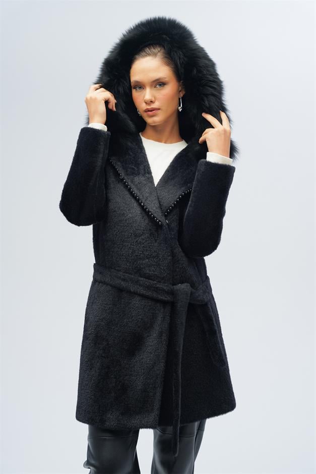 معطف فخم بغطاء من الفرو وتفاصيل من اللؤلؤ أسود 3097-TK
