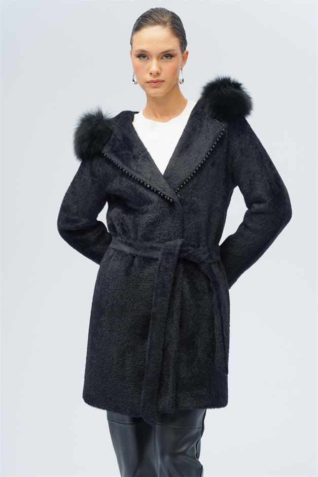 معطف فخم بغطاء من الفرو وتفاصيل من اللؤلؤ أسود 3097-TK