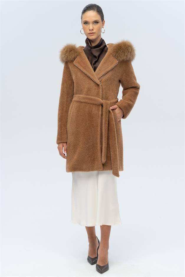 معطف فخم بغطاء من الفرو وتفاصيل من اللؤلؤ التبغ 3097-TK