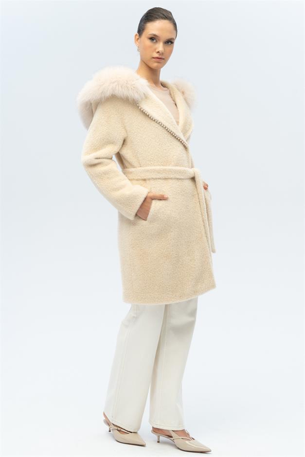 معطف فخم بغطاء من الفرو وتفاصيل من اللؤلؤ يفعل 3097-TK