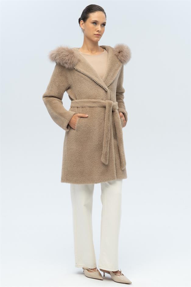 معطف فخم بغطاء من الفرو وتفاصيل من اللؤلؤ فيزون 3097-TK