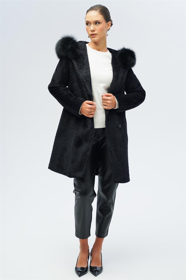 معطف فخم بغطاء من الفرو وتفاصيل من اللؤلؤ أسود 3097-TK